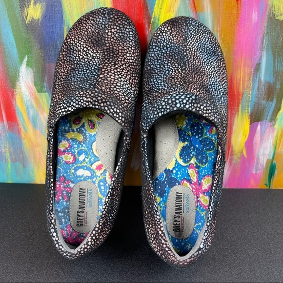 Grey’s Anatomy Softwalk Meredith Clogs - Picture 6 of 8